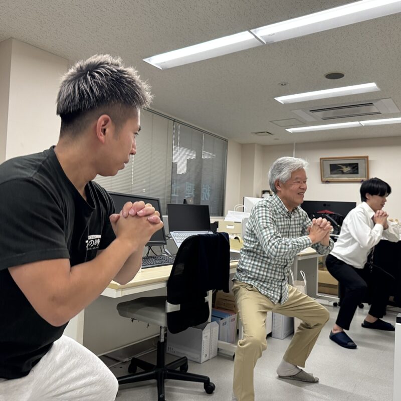 オフィスで講師と社員が一緒に体を動かす「オフィス体育の時間」の様子