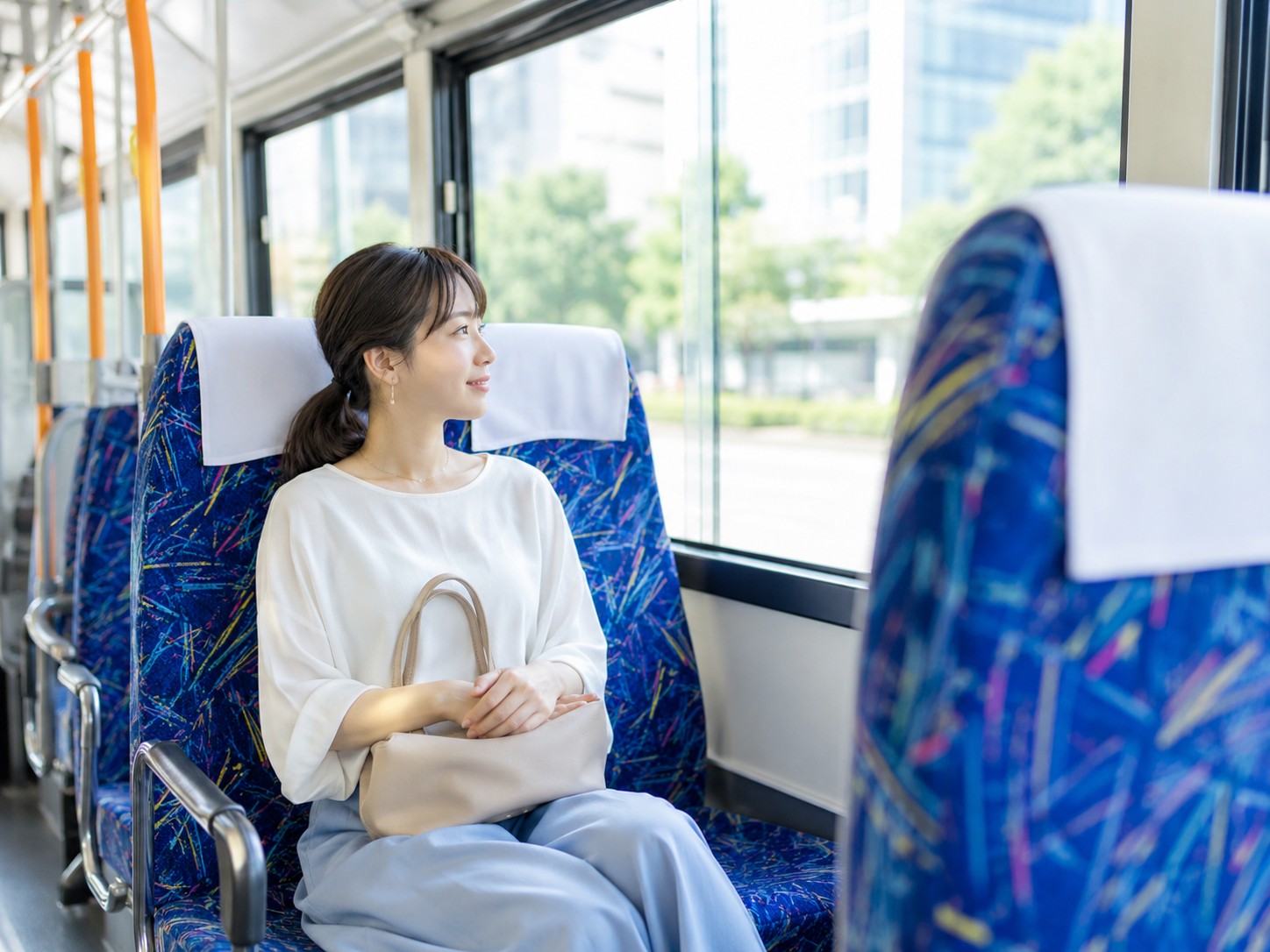 バスや移動中の車内イメージ