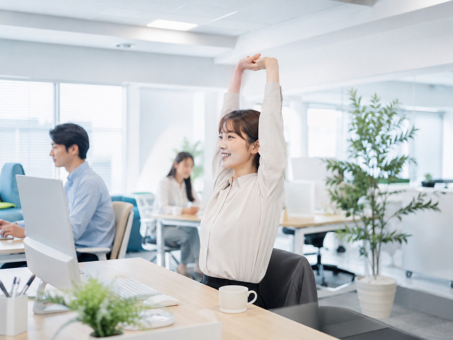従業員がオフィスで体を伸ばすイメージ